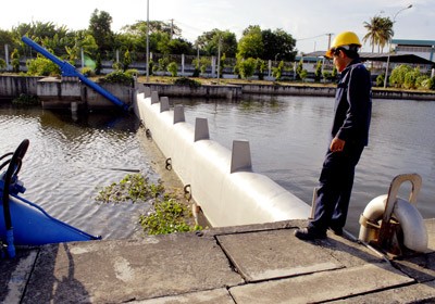 A flood prevention construction to prevent high tide from flowing into Binh Thanh District (Photo: SGGP)